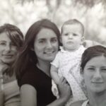 Matilde Breyner Instagram - A minha Mãe e as minhas irmãs, Mulheres que são casa ♥️ Deixo aqui parte de um texto que li na página do @eduardosa.pt sobre a magia de ser Mulher. Vale a pena ler: “E admiro - imenso!! - a forma como são mães! O modo como parecem distrair-se de si próprias e dão e dão e dão. E deixam de dormir meses a fio e, no limite da exaustão, escutam, sorriem e mimam como se nada nelas as virasse do avesso e as revolvesse. E nada as deixasse à beira do colapso. Mesmo quando não podem mais. E admiro a forma como se dividem e se desdobram e parecem ter listas sobre listas na cabeça. E olham por tantas pessoas, de tantas formas que, a seguir, há quem imagine que elas não precisam de ter quem, delicada e ternamente, olhe por elas. De forma reconhecida, todos os dias.”