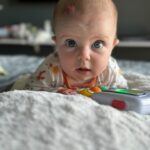 Matilde Breyner Instagram – 6 meses, meio ano, merece um registo com uma fotografia por cada mês de vida 🎂
O passatempo preferido é observar pessoas, como a Mãe, e tem o bom feitio do Pai. Dos três, acho que é quem tem o sentido de humor mais apurado. Adora água e quando não gosta de alguma coisa é só tocar a Baby Beluga (tem de ser a versão do Raffi) que o amuo passa logo. 
Nasceu com um sinal morango 🍓 (como os médicos lhe chamam) na cabeça, que tinha a forma perfeita de um coração quando começou a crescer. Vai desaparecer lentamente mas também não temos pressa… 
É verdade quando dizem ”aproveitem porque passa tão rápido”. Nós estamos a aproveitar e a saborear cada segundo da melhor coisa do mundo.