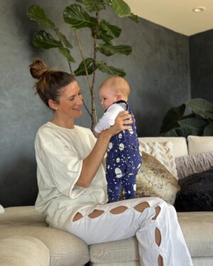 Matilde Breyner Instagram - 6 meses, meio ano, merece um registo com uma fotografia por cada mês de vida 🎂
O passatempo preferido é observar pessoas, como a Mãe, e tem o bom feitio do Pai. Dos três, acho que é quem tem o sentido de humor mais apurado. Adora água e quando não gosta de alguma coisa é só tocar a Baby Beluga (tem de ser a versão do Raffi) que o amuo passa logo. 
Nasceu com um sinal morango 🍓 (como os médicos lhe chamam) na cabeça, que tinha a forma perfeita de um coração quando começou a crescer. Vai desaparecer lentamente mas também não temos pressa… 
É verdade quando dizem ”aproveitem porque passa tão rápido”. Nós estamos a aproveitar e a saborear cada segundo da melhor coisa do mundo.