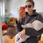Matilde Breyner Instagram - Aos Domingos usamos fato de treino, óculos escuros e um bebé ao colo.