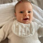 Matilde Breyner Instagram – 6 meses, meio ano, merece um registo com uma fotografia por cada mês de vida 🎂
O passatempo preferido é observar pessoas, como a Mãe, e tem o bom feitio do Pai. Dos três, acho que é quem tem o sentido de humor mais apurado. Adora água e quando não gosta de alguma coisa é só tocar a Baby Beluga (tem de ser a versão do Raffi) que o amuo passa logo. 
Nasceu com um sinal morango 🍓 (como os médicos lhe chamam) na cabeça, que tinha a forma perfeita de um coração quando começou a crescer. Vai desaparecer lentamente mas também não temos pressa… 
É verdade quando dizem ”aproveitem porque passa tão rápido”. Nós estamos a aproveitar e a saborear cada segundo da melhor coisa do mundo.