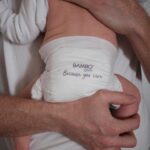 Matilde Breyner Instagram – Aqui em casa quem muda as fraldas é o Tiago. Não que tenhamos combinado assim, foi acontecendo naturalmente e está muito bem. Eu dou de mamar e ele muda as fraldas. É o momento deles e eu fico derretida a olhar para o ar de felicidade com que o Tiago limpa um cocó. Nada é tão enternecedor 🤣 as @bambonaturept foram as fraldas que escolhemos para estes momentos felizes e tem corrido maravilhosamente bem. Nenhum dos dois se queixa 🙌🏻 E já passámos para o tamanho 2 🧸 

#parceria