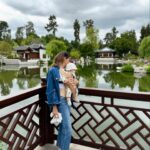 Matilde Breyner Instagram - Tantos anos a vir a LA e como é que ainda não tinha vindo aqui? O Huntington é um centro cultural e de pesquisa composto por jardins botânicos, uma biblioteca e um centro de arte. Os jardins estão divididos por temas, são km e km a perder de vista e uma tarde inteira não chega para ver tudo. Passeámos no Desert Garden, Japanese Garden e no Chinese Garden. E ainda passámos pelo Jungle Garden a vir embora. É tudo lindo e perfeito para adormecer bebés. Nada como um white noise ao vivo 🐝🦋🐿️🌵🌴🌿🍄