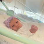 Matilde Breyner Instagram - 6 meses, meio ano, merece um registo com uma fotografia por cada mês de vida 🎂 O passatempo preferido é observar pessoas, como a Mãe, e tem o bom feitio do Pai. Dos três, acho que é quem tem o sentido de humor mais apurado. Adora água e quando não gosta de alguma coisa é só tocar a Baby Beluga (tem de ser a versão do Raffi) que o amuo passa logo. Nasceu com um sinal morango 🍓 (como os médicos lhe chamam) na cabeça, que tinha a forma perfeita de um coração quando começou a crescer. Vai desaparecer lentamente mas também não temos pressa… É verdade quando dizem ”aproveitem porque passa tão rápido”. Nós estamos a aproveitar e a saborear cada segundo da melhor coisa do mundo.