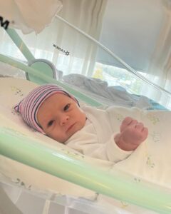 Matilde Breyner Instagram - 6 meses, meio ano, merece um registo com uma fotografia por cada mês de vida 🎂 O passatempo preferido é observar pessoas, como a Mãe, e tem o bom feitio do Pai. Dos três, acho que é quem tem o sentido de humor mais apurado. Adora água e quando não gosta de alguma coisa é só tocar a Baby Beluga (tem de ser a versão do Raffi) que o amuo passa logo. Nasceu com um sinal morango 🍓 (como os médicos lhe chamam) na cabeça, que tinha a forma perfeita de um coração quando começou a crescer. Vai desaparecer lentamente mas também não temos pressa… É verdade quando dizem ”aproveitem porque passa tão rápido”. Nós estamos a aproveitar e a saborear cada segundo da melhor coisa do mundo.