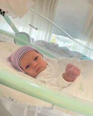 Matilde Breyner Instagram - 6 meses, meio ano, merece um registo com uma fotografia por cada mês de vida 🎂
O passatempo preferido é observar pessoas, como a Mãe, e tem o bom feitio do Pai. Dos três, acho que é quem tem o sentido de humor mais apurado. Adora água e quando não gosta de alguma coisa é só tocar a Baby Beluga (tem de ser a versão do Raffi) que o amuo passa logo. 
Nasceu com um sinal morango 🍓 (como os médicos lhe chamam) na cabeça, que tinha a forma perfeita de um coração quando começou a crescer. Vai desaparecer lentamente mas também não temos pressa… 
É verdade quando dizem ”aproveitem porque passa tão rápido”. Nós estamos a aproveitar e a saborear cada segundo da melhor coisa do mundo.