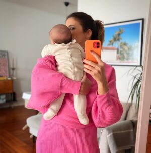 Matilde Breyner Instagram - Há 6 semanas a ser Mãe Koala 🐨 
Já se ri para a Mãe e para o Pai, e porque o Pai fala com ela em inglês, já quer palrar em americano. 
Os nossos filhos são sempre os melhores em tudo, não é?
