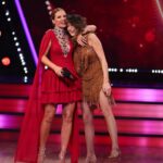 Matilde Breyner Instagram - Ainda estou a aterrar desta semana e desta gala tão especial ♥️ Obrigada ao @de_courinha por ter criado uma coreografia incrível adaptada aquilo que eu conseguia dar e que foi possível ensaiar numa semana quando se tem um bebé de 2 meses. Precisava de um mestrado em Jive para saber atirar as pernas para a frente da mesma maneira que ele. Obrigada ao @tiago.felizardo por me ter dito “VAI” assim que surgiu o convite e por ter posto tudo on hold estes dias para que ele e a Mia me pudessem acompanhar nos ensaios. Tiro o chapéu a todos os concorrentes que se entregam a isto de corpo e alma e ainda conseguem conciliar a (outra) vida profissional e familiar com o grau de exigência que o programa pede. Foi lindo! Até a @_saraprata_ apareceu de surpresa 🩷 Adorava conseguir ir festejar o aniversário da @tvioficial hoje à noite, mas a primeira coisa que a minha filha me disse quando acordou esta manhã foi: não achas que já te estás a esticar? 📸 @ruivalido