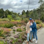 Matilde Breyner Instagram - Tantos anos a vir a LA e como é que ainda não tinha vindo aqui? O Huntington é um centro cultural e de pesquisa composto por jardins botânicos, uma biblioteca e um centro de arte. Os jardins estão divididos por temas, são km e km a perder de vista e uma tarde inteira não chega para ver tudo. Passeámos no Desert Garden, Japanese Garden e no Chinese Garden. E ainda passámos pelo Jungle Garden a vir embora. É tudo lindo e perfeito para adormecer bebés. Nada como um white noise ao vivo 🐝🦋🐿️🌵🌴🌿🍄