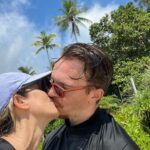 Matilde Breyner Instagram – Começámos o ano a pedir desejos em Paris, alguém considerou que eu daria uma boa mentora e eu decidi arriscar. Fizemos umas mini férias na Indonésia e voltámos com um presente na barriga, pisei o palco grávida e consegui evitar vomitar em cena. Despedi-me da minha família do teatro e visitei os Açores com a família de sangue. Matei saudades de LA e riscámos Wyoming da nossa bucketlist. Aproveitei o Verão em Portugal e pus a barriga ao sol e no mar. Tirei infinitas fotografias ao espelho. Rebentaram-me as águas quando estava a comprar água e rebentou-me o coração quando recebi a minha filha nos braços. 
2023 foste muito bom connosco 🩷