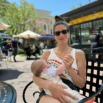 Matilde Breyner Instagram - Uma simples ida à rua passou a ser controlada pelas horas das sestas e vontades deste ser deste tamanhinho. E pela quantidade de beijos que eu lhe dou. Isso também nos rouba muito tempo 🩷