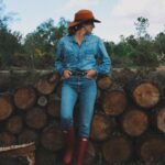 Matilde Breyner Instagram – Enquanto a Mia dormia a sesta, eu ia ajudando o meu Pai com a lenha da melhor maneira que sei – a tirar fotografias 📸