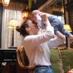 Matilde Breyner Instagram - Em 2016, quando vim a NY ter com o Tiago para passar os meus anos, tinha acabado de ler o Just Kids da Patti Smith e só tinha uma ideia que era visitar o Chelsea Hotel. Quando lá cheguei, estava fechado para obras e nem à porta dava para tirar uma fotografia. Assim que dobrei a esquina, vi um papel colado num poste que dizia que a Patti Smith ia estar naquele dia, dali a umas horas, no Tribeca Film Festival numa conversa com o Ethan Hawke. Os bilhetes, claro, estavam esgotados mas havia uma fila caso houvesse algumas desistências. Em pouco mais de meia hora, a fila já dava a volta ao quarteirão. Entraram 3 pessoas: a mulher que estava à nossa frente, o Tiago e eu. Passados 8 anos, cá estou eu outra vez em NY a festejar os meus anos, e o programa para hoje não podia deixar de ser visitar, finalmente, o Chelsea Hotel. Já percebi porque é que não deu para entrar daquela vez, era porque tinha de trazer a minha filha comigo. 40 anos hoje e a vida sempre a surpreender-me 🎂