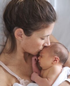 Matilde Breyner Instagram - “Diante do amor, ela arrepiou o coração: Não tenho asas para tanto paraíso!” Mia Couto Mia 🩷 8 de Dezembro 2023