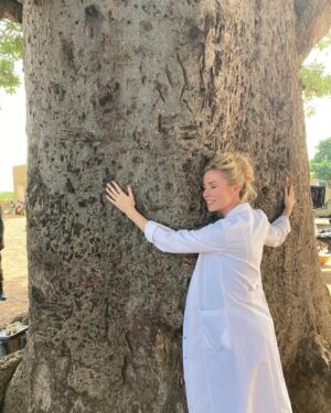 Maud Baecker Instagram - Et faire des câlins aux arbres …🍀🌳☀️🌱🇸🇳🎬♥️ 
📸 @jean_marc_selva_afc ✨