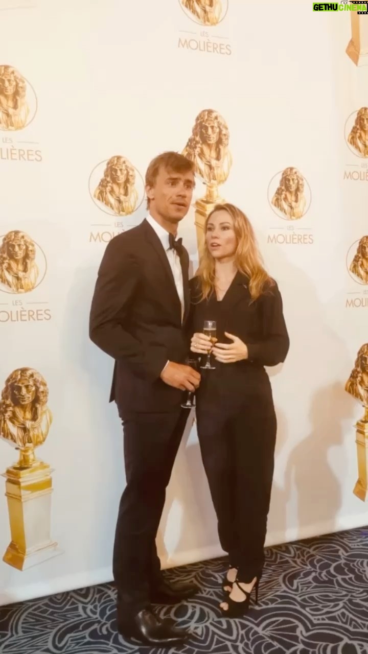 Maud Baecker Instagram - « S’il y a des producteurs dans la salle, sachez qu’on est prêts pour le remake français de James Bond. ( QU’ON APPELLERA JEAN BON ÉVIDEMMENT) » @kevingarnichat. 🏆 @lesmolieres 📸 par le grand @alexandre_blazy