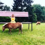 Maud Baecker Instagram – 🎬 Comme un vendredi 🍀💚 #lamourpresqueparfait @pascale_pouzadoux 💋