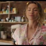 Maud Baecker Instagram - Aujourd’hui c’est dimanche, dernier jour de la semaine avant la reprise 🤯 Plutôt repos ou activité pour vous ? 🧐 Pour Jul, c’est plutôt repos, danse et peinture en écoutant du Dalida…💃 A mercredi prochain à 21h10 sur @france2 pour en découvrir un peu plus sur la folle vie de Jul 💕 #maudbaecker #sunday #dimanche #lamourpresqueparfait #serietv #france2 #isabellevitari #tomleeb
