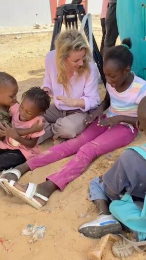 Maud Baecker Instagram - On the Set 🎬☀️🇸🇳♥️ Entre 2 scènes et l’installation d’un décor ✨🎶🎥🔥 #senegal @seydina_balde @lordlewismartin @canalplus @canalplusafrique @mediawan.officiel @keewuproduction  @valerienenquin @saaliouu @diziom @kambosssa @khadysara @brnrdjllt 📸 @patia_magicieuse ✨💕