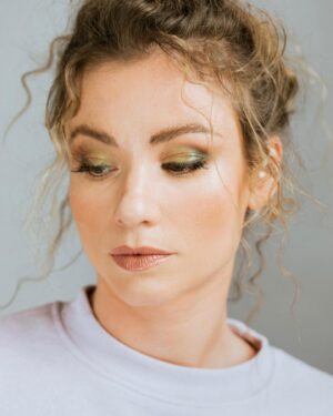Maud Baecker Instagram - 🤍🧡💚 @lacover_ 
INCANDESCANTE portrait
Maquillage @clairegby
Coiffure @juliettemeyer_
Photos Backstage @natureloquente
@carnetdecoulisses Photographies @christopheserraphoto 🔥
