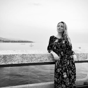 Maud Baecker Instagram - 1 , 2 , 3 …☀️🌊🌺 
📸 @adrien_rob