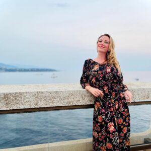 Maud Baecker Instagram - 1 , 2 , 3 …☀️🌊🌺 
📸 @adrien_rob