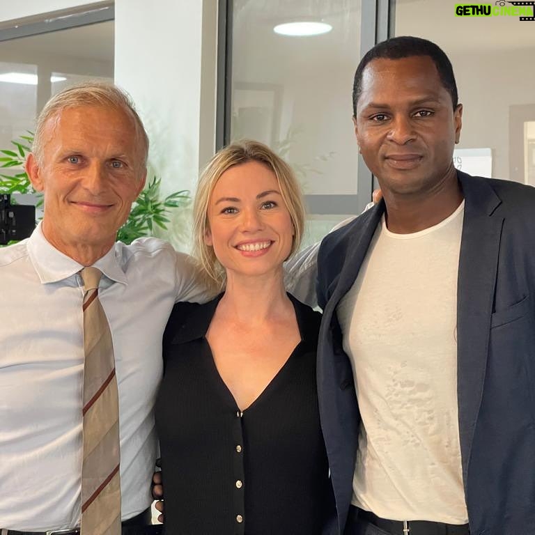 Maud Baecker Instagram - « PAX AFRICANA » 🎬🎥🇸🇳♥️ Let’s go 🔥on the set with my partners 💛 @seydina_balde @richard_sammel 🌟 @diziom @lordlewismartin @canalplus @canalplusafrique @mediawan.officiel @keewuproduction ☀️💛🌟