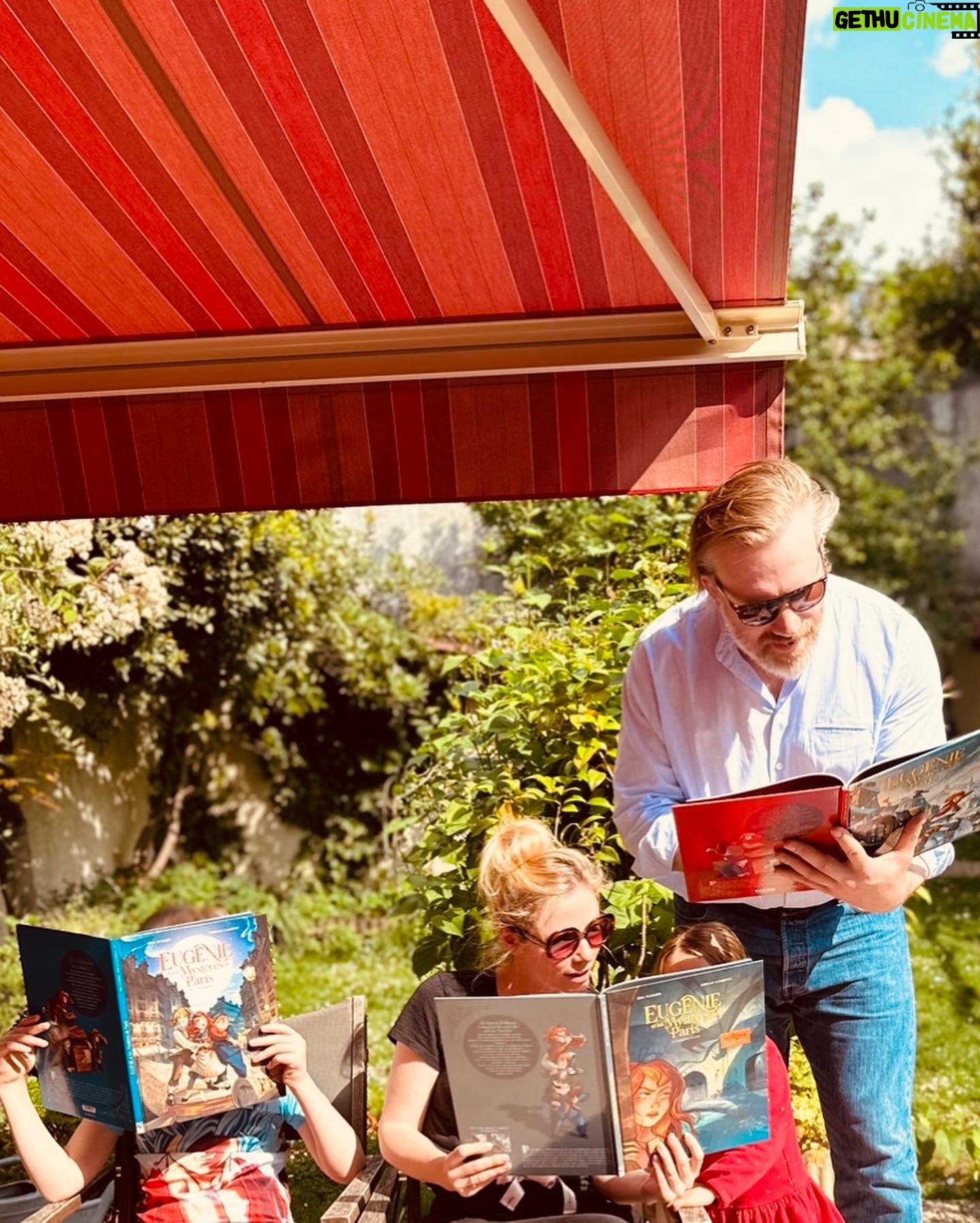 Maud Baecker Instagram - Pour les petits, les moyens et pour les grands ☀️« Eugénie et les Mystères de Paris » magnifiques BD par le grand @eric_summer_official ✨🙏 @glenatbd 📚 avec mes amis ♥️et leurs petits @vincentdeniard @charleslelaure 📸 @stefcaillol ♥️