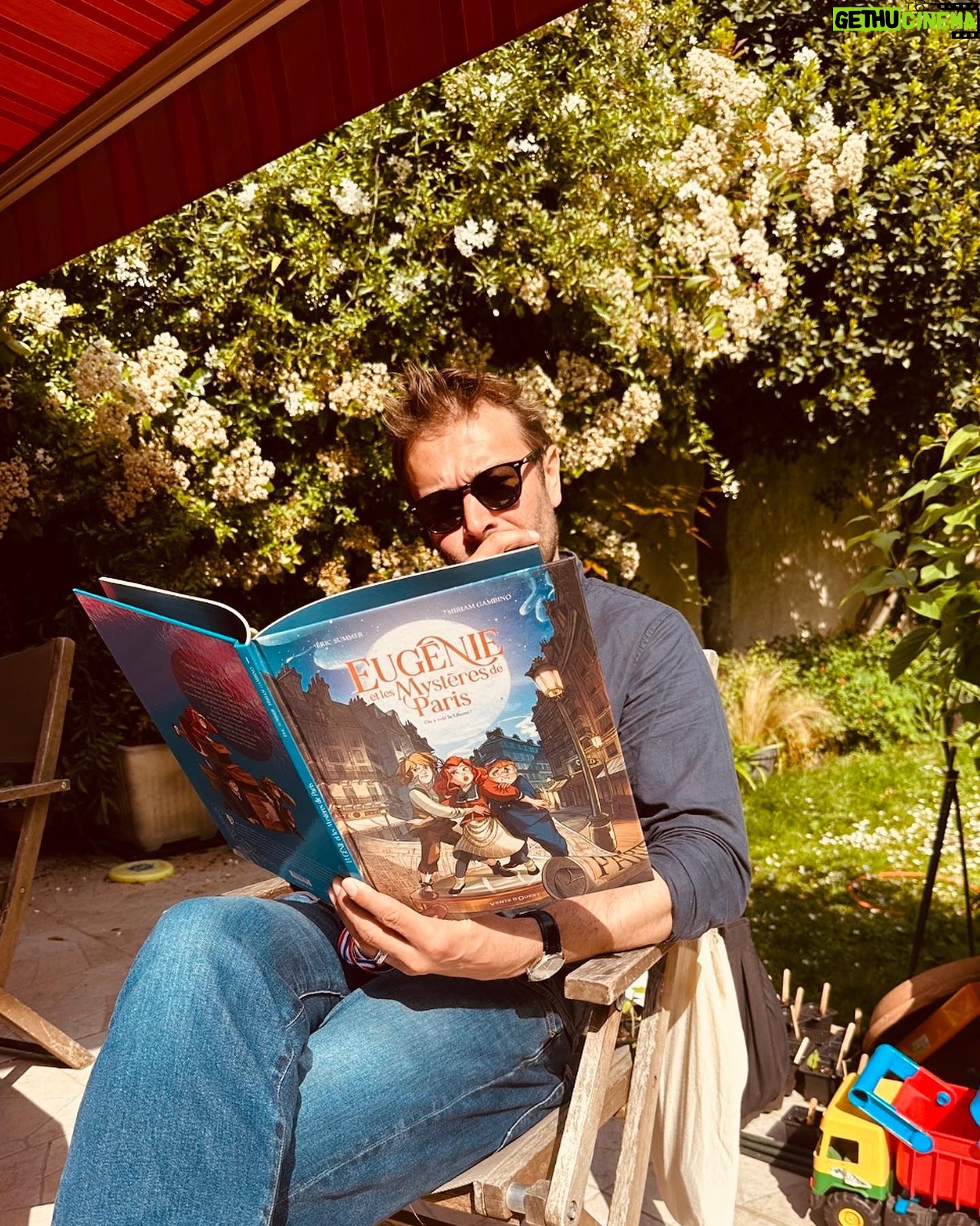 Maud Baecker Instagram - Pour les petits, les moyens et pour les grands ☀️« Eugénie et les Mystères de Paris » magnifiques BD par le grand @eric_summer_official ✨🙏 @glenatbd 📚 avec mes amis ♥️et leurs petits @vincentdeniard @charleslelaure 📸 @stefcaillol ♥️