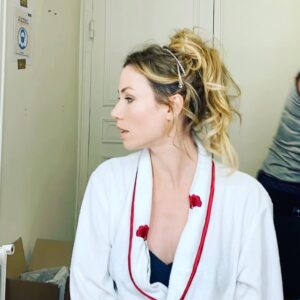 Maud Baecker Instagram - Avec mes petites fées @marinetess20 @ow.elise 💄🩸 🎀🎊💕 #hmc #tournage #lamourpresqueparfait @pascale_pouzadoux 💖