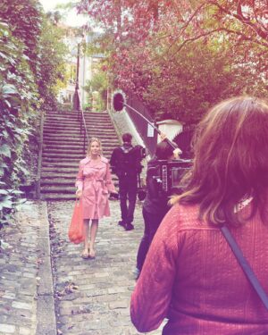 Maud Baecker Instagram - La campagne à Paris 🍁🍀✨ @pascale_pouzadoux 💖 🎬 #lamourpresqueparfait @geraldacourtdop @ow.elise @marinetess20 📸 @makeupwithbily 💕