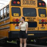 Maude Harcheb Instagram - Saguenay / Chicoutimi - jour 10 - Matchy matchy avec le bus des écoliers 🚌 - Passion carrelages vintage - Ce jean me serre un peu 😆 - Genève ?! - Sympa la visite de la petite Maison Blanche maman ? - Chasseurs d’orage mais d’intérieur 😌 Canadaaaaaaa 🖤🇨🇦