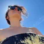 Maude Harcheb Instagram - ANNONCE 📣 Cinq ans que j’écris sur la grossesse désormais. Que je lis, que j’échange, que j’interroge des centaines de femmes sur les leurs. Cinq ans que je dis que chacune vit sa grossesse comme elle le peut et que c’est loin d’être toujours neuf mois de bonheur et qu’il n’y a aucun mal à ça. On aime pas toutes être enceinte, certaines détestent ça même. C’est marrant parce que quand je dis que j’écris sur la grossesse, ou plus récemment sur l’accouchement, j’ai toujours des réactions intéressantes. On me confie des histoires, des anecdotes, des tranches de vie…y’a un besoin de parler de ces sujets sans filtre, sans retenue, sans tabous. Parce que la représentation de la femme enceinte a trop longtemps toujours été la même : épanouie, heureuse, radieuse… C’est cette femme enceinte là que l’on voit partout. À la TV, dans les livres, sur les réseaux sociaux… je ne nie pas son existence d’ailleurs, elle existe et tant mieux ! Mais dans la vraie vie, il y en a d’autres, qui souvent peinent à dire que leur grossesse à elle c’est pas celle ci. C’est celle qui bouleverse, qui fait mal, qui fait peur, qui limite, qui entrave, qui coûte. Puis la vérité pour la plupart des femmes est quelque part au milieu de tout cela, dans la nuance et le perpétuel changement ☺️ Quand je suis tombée enceinte cette fois ci, j’ai commencé à écrire un journal. Pour ne rien oublier, pour tout immortaliser, pour témoigner à mon tour. J’ai écrit sans détours, sans rien laisser de côté, en consignant précieusement toutes les étapes de ma grossesse et ses - très - nombreux états d’âme 😅 Je vais vous partager ce journal. Chaque semaine je publierai sur mon site « La grossesse en vrai » un nouvel extrait. Ça me fait drôlement bizarre, parce que c’est très très intime, mais je sais que ça va être utile pour beaucoup de femmes de lire et voir (j’ai un tas de photos haha) une grossesse loin des clichés et des injonctions au bonheur. Non, je n’aime pas être enceinte. Le premier extrait, l’introduction, qui raconte tout le cheminement qui a mené à cette nouvelle grossesse est en ligne 🖤🤰🏻 #grossesse #enceinte #récit