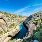 Maude Harcheb Instagram - Jour 5 : Gozo suite et fin Popeye Village des spots au fil de la route - plus les mots 😶 - beaucoup de marche, quelques chutes, beaucoup de chevilles tordues 😅 - serpent d’eau turquoise 💦 - mes préférés 🖤🖤 - tu sauterais ?! 🤪 - bassins de sel du moyen âge - ftira sur la plage dorée, la vie que je veux mener 🥹 - dernière nuit à Malte, dernier hôtel (on dirait un photomontage 😂)