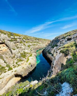 Maude Harcheb Instagram - Jour 5 : Gozo suite et fin   Popeye Village   des spots au fil de la route

- plus les mots 😶
- beaucoup de marche, quelques chutes, beaucoup de chevilles tordues 😅
- serpent d’eau turquoise 💦
- mes préférés 🖤🖤
- tu sauterais ?! 🤪
- bassins de sel du moyen âge 
- ftira sur la plage dorée, la vie que je veux mener 🥹
- dernière nuit à Malte, dernier hôtel (on dirait un photomontage 😂)