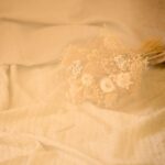 Maude Harcheb Instagram - Extraits en vrac du journal de bord de ma grossesse : le mois 1. « Je déteste cette période, celle où tu es entre deux mondes, déjà enceinte, mais peut-être pas définitivement. Celle où aux yeux de tous, tu es la même qu’il y a quelques jours, alors que dans ton corps et ta tête tout est déjà si différent. T’as envie de crier « JE SUIS ENCEINTE ! » et à la fois tu dois protéger cette information comme un précieux trésor, parce que ça ne sera pas long avant que cette nouvelle doive être partagée avec le monde entier. Alors là, tout de suite, je suis dans cette ambivalence. J’aimerais ne rien avoir à cacher mais je ne peux pas encore parler parce que je ne suis pas prête. […] J’ai 40,5 de température et réalise qu’à aucun moment depuis le début de la grossesse je n’ai songé au vaccin contre la grippe. Je vais jeter un coup d’œil sur google au sujet de la grippe pendant la grossesse, erreur de débutant. D’après ce que je lis je vais peut-être mourrir, faire une fausse couche ou le bébé aura peut-être des malformations. […] Dans mon délire fiévreux, alors que mon corps est absolument inerte, allongé et immobile, un éclair de lucidité semble me frapper, TRÈS violemment : je suis enceinte. Putain je suis ENCEINTE ! Je panique littéralement. Mon dieu, qu’a t-on fait ? Pourquoi ? Pourquoi a t-on décidé de refaire un enfant ? C’est de la folie, c’est n’importe quoi, qu’est-ce qui nous a pris ? Comment je vais gérer, comment je vais m’en sortir avec deux enfants ? Il faut que je dise à Antho qu’on doit tout annuler, c’est une horrible erreur. Putain, putain, putain ! Je suis dans une détresse écrasante. […] Je réalise qu’on fait tous les deux presque comme si elle n’existait pas. On en parle que pour le strict minimum, pour les quelques RDV et démarches à faire, pour les choses concrètes en fait, sinon elle n’existe pas cette grossesse. On ne se dit pas qu’on est contents, on ne se dit pas qu’on flippe, on ne se projette pas, on est pas excités. Il semblerait que ce soit juste une information en cours de traitement par nos cerveaux. Ça me fait un peu de peine. Pour - quoi ? » 📸 @anthonyghnassia #grossesse #enceinte #montagnesrusses