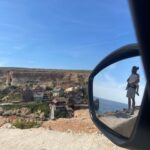 Maude Harcheb Instagram - Jour 5 : Gozo suite et fin Popeye Village des spots au fil de la route - plus les mots 😶 - beaucoup de marche, quelques chutes, beaucoup de chevilles tordues 😅 - serpent d’eau turquoise 💦 - mes préférés 🖤🖤 - tu sauterais ?! 🤪 - bassins de sel du moyen âge - ftira sur la plage dorée, la vie que je veux mener 🥹 - dernière nuit à Malte, dernier hôtel (on dirait un photomontage 😂)