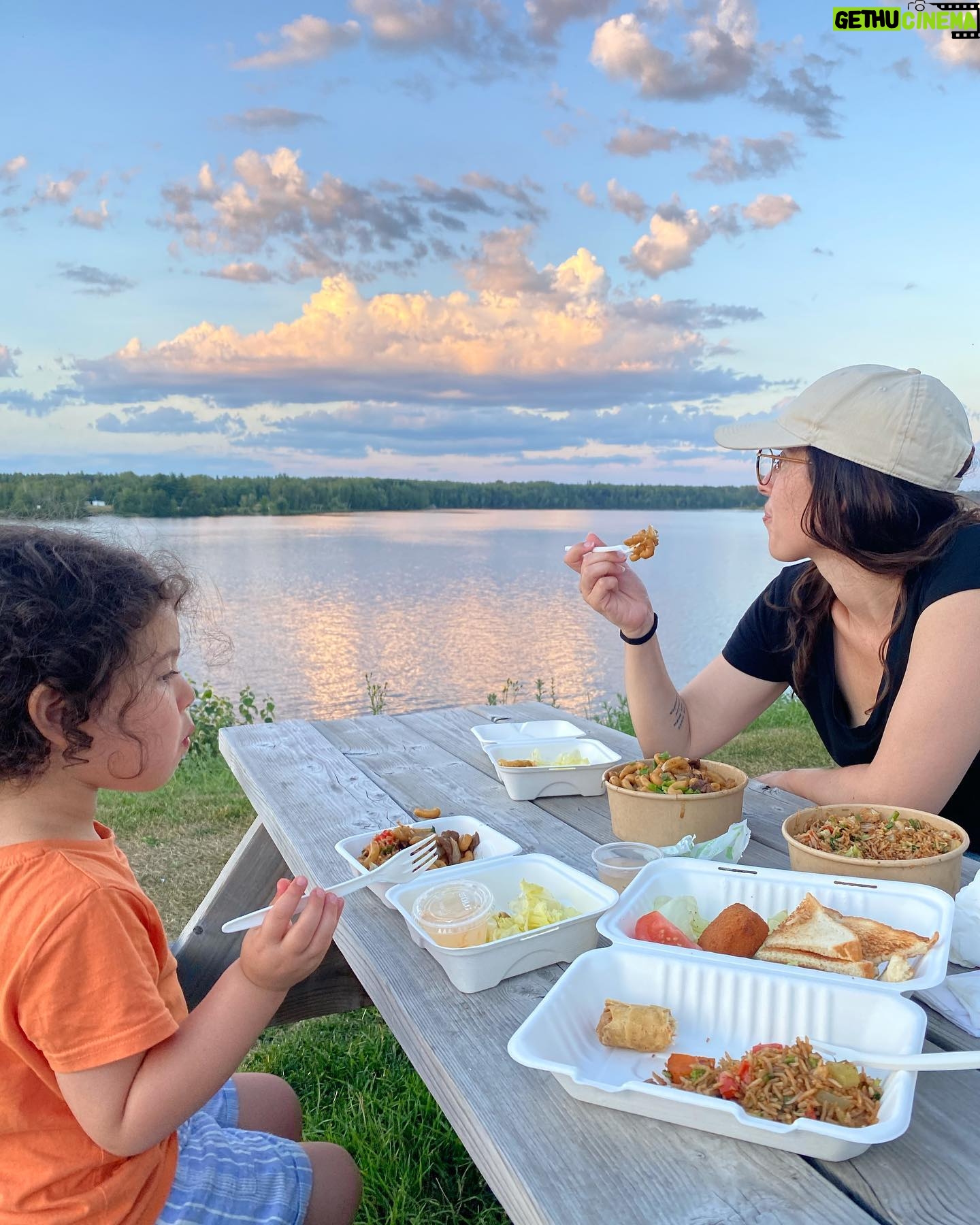 Maude Harcheb Instagram - Grandes piles/ La Tuque/ lac bouchette/ St Félicien - Jours 8 et 9 - Avoir la trentaine et faire des détours pour voir des ponts - une sublime sirène 🧜♀️ - rétro plage by Anthony - pourquoi mon bus scolaire à moi était moche ? - possible de construire une maison à gauche de la cascade entre deux arbres ? - visiter des logements de colons des années 1900 et me rappeler de plus jamais me plaindre d’un quelconque manque de confort - regarder de la bOoootey - vivre notre best motel life 🖤 - subtilement prévenir les proches qu’ils auront pas de souvenirs parce qu’on a pas de place mais on vous aime quand même - Indie réalise un RÊVE : être un petit poussin dans son nid 😆 Ça passe trop vite, on peut ralentir un peu ?! ⏳