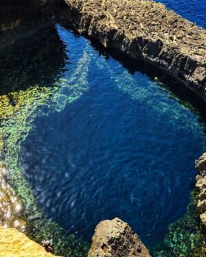 Maude Harcheb Instagram - Jour 5 : Gozo suite et fin   Popeye Village   des spots au fil de la route

- plus les mots 😶
- beaucoup de marche, quelques chutes, beaucoup de chevilles tordues 😅
- serpent d’eau turquoise 💦
- mes préférés 🖤🖤
- tu sauterais ?! 🤪
- bassins de sel du moyen âge 
- ftira sur la plage dorée, la vie que je veux mener 🥹
- dernière nuit à Malte, dernier hôtel (on dirait un photomontage 😂)