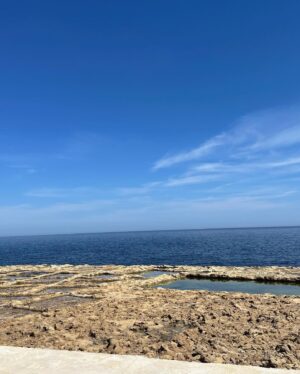 Maude Harcheb Instagram - Jour 5 : Gozo suite et fin   Popeye Village   des spots au fil de la route

- plus les mots 😶
- beaucoup de marche, quelques chutes, beaucoup de chevilles tordues 😅
- serpent d’eau turquoise 💦
- mes préférés 🖤🖤
- tu sauterais ?! 🤪
- bassins de sel du moyen âge 
- ftira sur la plage dorée, la vie que je veux mener 🥹
- dernière nuit à Malte, dernier hôtel (on dirait un photomontage 😂)