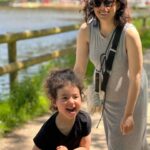 Maude Harcheb Instagram - Ma petite personne préférée en slide, vraiment aussi cute que sa mère 👩🏻👋🏻 Va vraiment falloir que j’aille consulter pour cette protubérance abdominale. Qu’est ce que ça pourrait être ? 🧐🤷🏻‍♀️ Pic by amazing hubby @anthonyghnassia 🖤