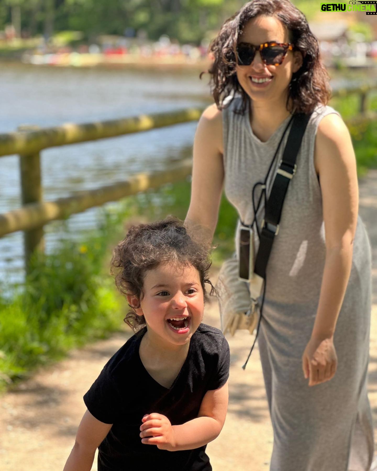 Maude Harcheb Instagram - Ma petite personne préférée en slide, vraiment aussi cute que sa mère 👩🏻👋🏻 Va vraiment falloir que j’aille consulter pour cette protubérance abdominale. Qu’est ce que ça pourrait être ? 🧐🤷🏻♀️ Pic by amazing hubby @anthonyghnassia 🖤