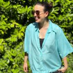 Maude Harcheb Instagram - ☀️🕶️🦋 Franchement, j’ai la giga flemme de chercher une légende, mais j’veux pas vous laisser sans rien à vous mettre sous la dent alors sachez que, en moyenne, 650 parisiens sont hospitalisés chaque année car ils ont glissé sur une crotte de chien. Bisous 🖤 Ps: nan je repasse jamais.