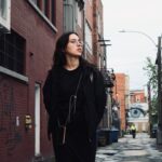 Maude Harcheb Instagram – Trois-rivières Shawi – Jour 7
– Comment ça on peut pas aller chez Costco sans carte de membre (un rêve brisé)
– Fais mon miroir
– Réviser les classiques Québécois 🎤
– En ligne avec le service client Costco pour se plaindre
– Proposer du look de qualitey sur fond de mur styleyyyy
– Go spidey
– Monter dans la Indie mobile et lâcher des « on arrive bientôt ? Dans 2 h ? Ok alors je compte jusqu’à 2 ! Uuuun, deuuuux ! On est arrivés ? »
Pfiou que d’émotions 🥺🖤