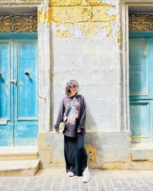 Maude Harcheb Instagram - Jour 4 : Victoria - Dwejra bay 

- le cul entre deux portes 🚪 
- 🌪️ 
- fenêtre azur 🤯
- pourquoi tant de beauté 
- 🍓   🍋 = 🖤
- la couleur de l’eau ché né comprends pas 🥹
- 🌾   basilique Ta’pinu 
- à dos d’escargot 🐌