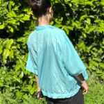 Maude Harcheb Instagram - ☀️🕶️🦋 Franchement, j’ai la giga flemme de chercher une légende, mais j’veux pas vous laisser sans rien à vous mettre sous la dent alors sachez que, en moyenne, 650 parisiens sont hospitalisés chaque année car ils ont glissé sur une crotte de chien. Bisous 🖤 Ps: nan je repasse jamais.