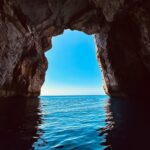 Maude Harcheb Instagram - Jour 4 : Victoria - Dwejra bay - le cul entre deux portes 🚪 - 🌪️ - fenêtre azur 🤯 - pourquoi tant de beauté - 🍓 🍋 = 🖤 - la couleur de l’eau ché né comprends pas 🥹 - 🌾 basilique Ta’pinu - à dos d’escargot 🐌