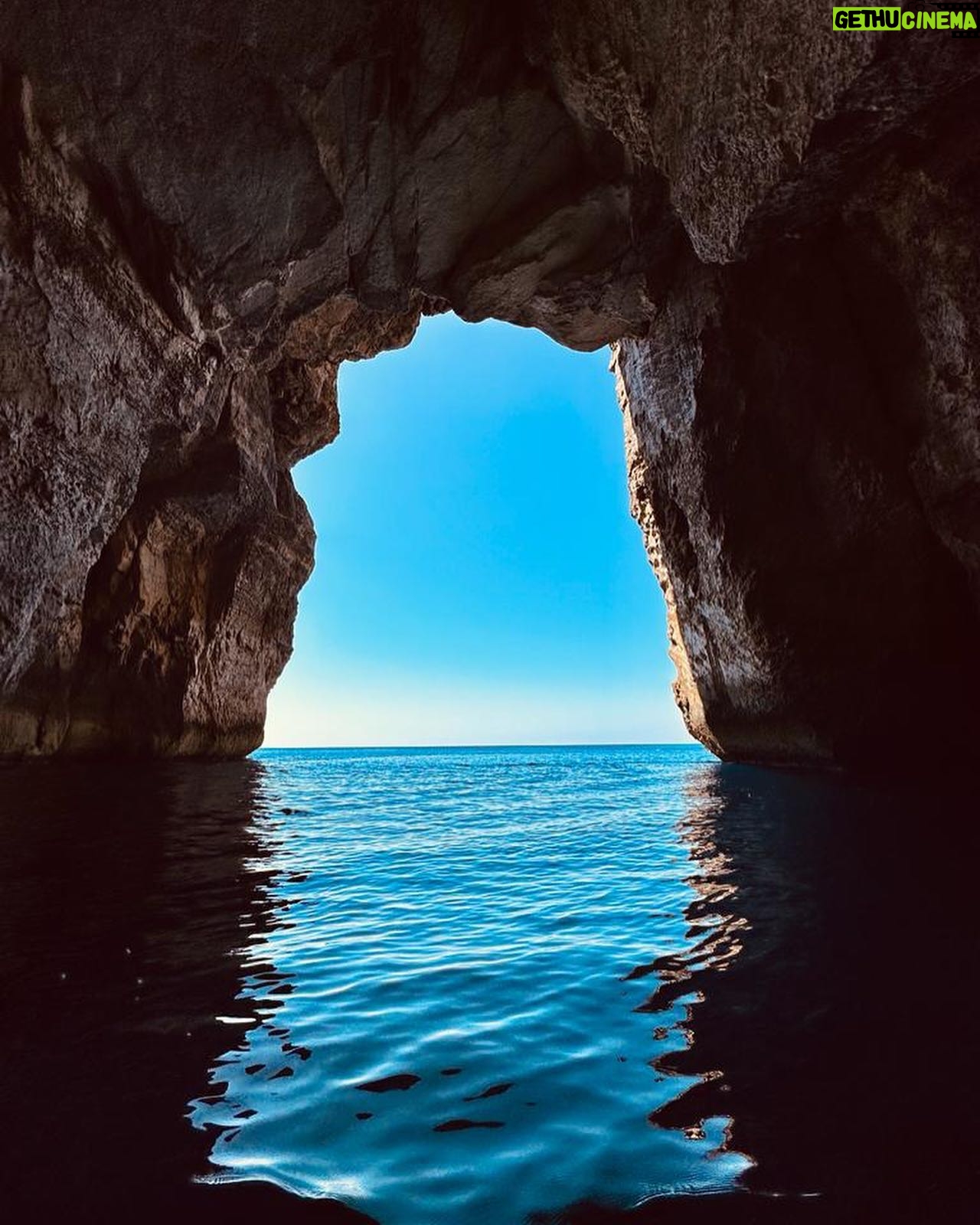 Maude Harcheb - 3 Likes - Jour 4 : Victoria - Dwejra bay
- le cul entre deux portes 🚪
- 🌪️
- fenêtre azur 🤯
- pourquoi tant de beauté
- 🍓 🍋 = 🖤
- la couleur de l’eau ché né comprends pas 🥹
- 🌾 basilique Ta’pinu
- à dos d’escargot 🐌