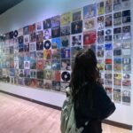 Maude Harcheb Instagram – Trois-rivières Shawi – Jour 7
– Comment ça on peut pas aller chez Costco sans carte de membre (un rêve brisé)
– Fais mon miroir
– Réviser les classiques Québécois 🎤
– En ligne avec le service client Costco pour se plaindre
– Proposer du look de qualitey sur fond de mur styleyyyy
– Go spidey
– Monter dans la Indie mobile et lâcher des « on arrive bientôt ? Dans 2 h ? Ok alors je compte jusqu’à 2 ! Uuuun, deuuuux ! On est arrivés ? »
Pfiou que d’émotions 🥺🖤