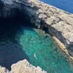 Maude Harcheb Instagram - Jour 4 : Victoria - Dwejra bay - le cul entre deux portes 🚪 - 🌪️ - fenêtre azur 🤯 - pourquoi tant de beauté - 🍓 🍋 = 🖤 - la couleur de l’eau ché né comprends pas 🥹 - 🌾 basilique Ta’pinu - à dos d’escargot 🐌